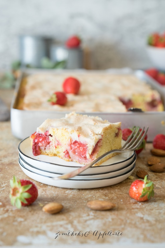 Erdbeer-Rhabarberkuchen mit Mandel-Baiser vom Blech- schnell und einfach selber gebacken
