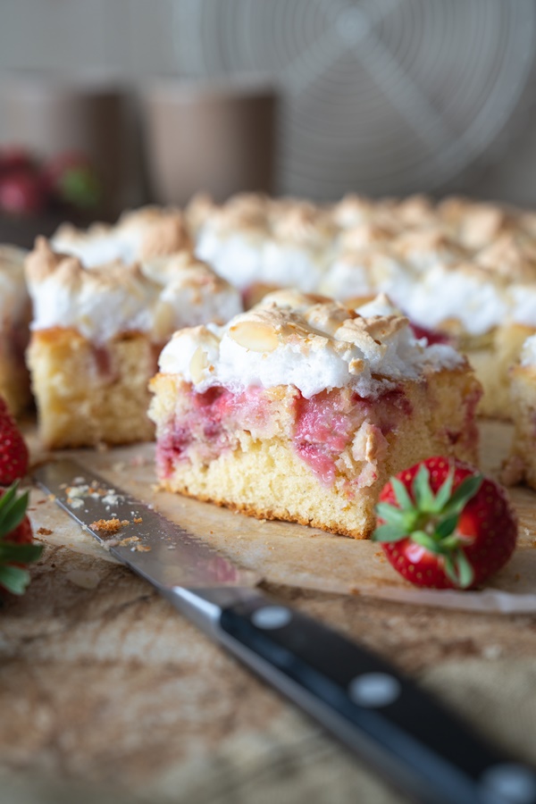 Gelingsicher und einfach: Erdbeer-Rhabarberkuchen vom Blech