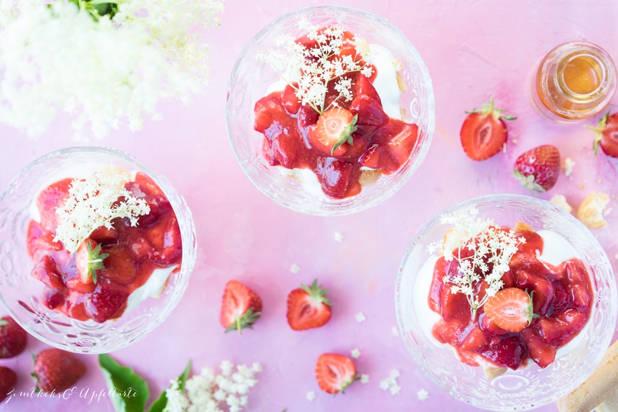 Holunder-Tiramisu mit Erdbeeren im Glas - einfaches Dessert, lecker und schnell