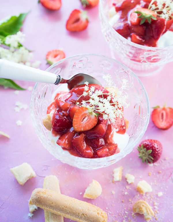 Holunder-Tiramisu mit Erdbeeren im Glas - Zimtkeks und Apfeltarte