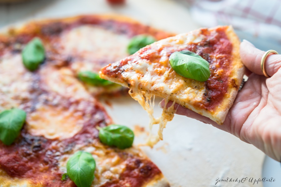 Der beste italienische Pizzateig und Pizza Margherita- einfaches Rezept zum selber backen