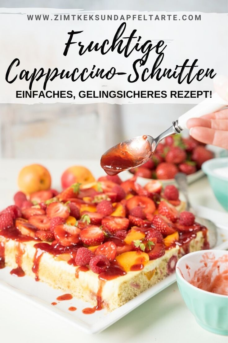 Cappuccino-Schnitten mit Beeren und Aprikosen - einfaches und gelingsicheres Rezept für einen köstlichen Blechkuchen