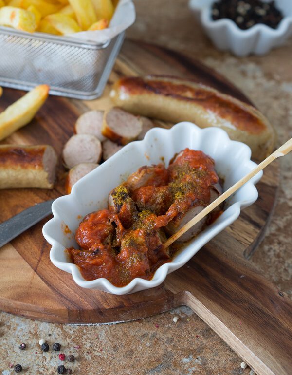 Hausgemachte Currywurst Sosse Zu Bergischer Rinderbratwurst Mit Knusprigen Pommes Zimtkeks Und Apfeltarte