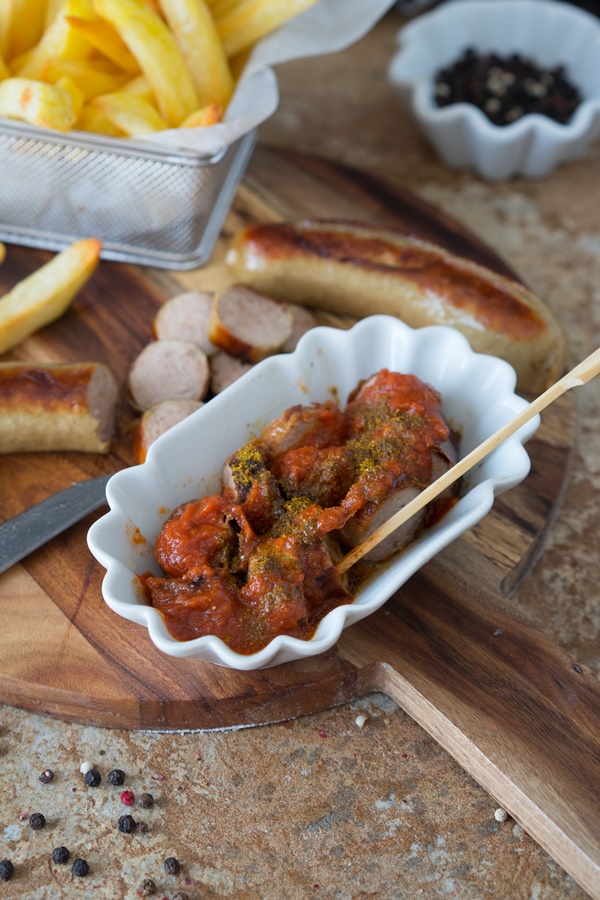 Hausgemachte Currywurst Sosse Zu Bergischer Rinderbratwurst Mit Knusprigen Pommes Zimtkeks Und Apfeltarte