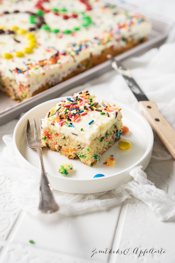 Ganz einfaches Rezept für Funfetti-Kuchen - Sprinkle Cake - für die Kids-Party