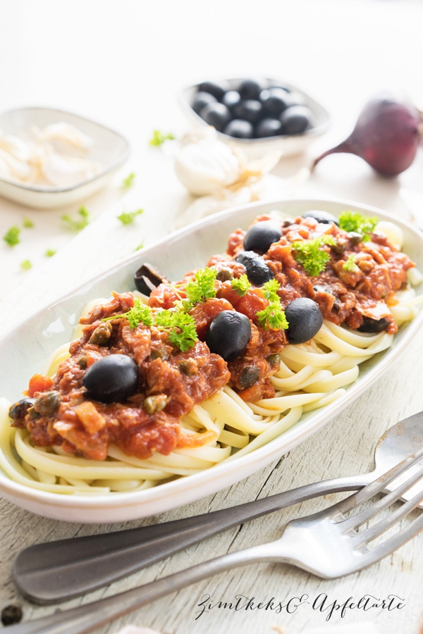 Ganz einfaches Rezept für Pasta alla Puttanesca mit Thunfisch