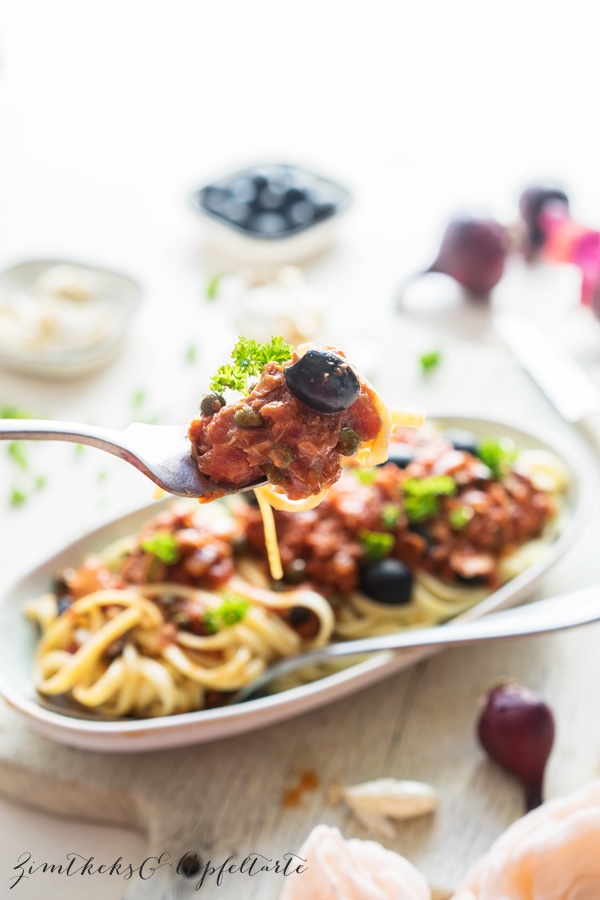 Pasta alla Puttanesca mit Thunfisch - einfaches und schnelles Rezept 