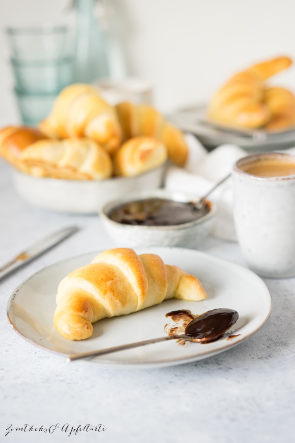 Fluffige Kartoffel-Hörnchen mit Pflaumenmus gelingsicher und einfach selber backen