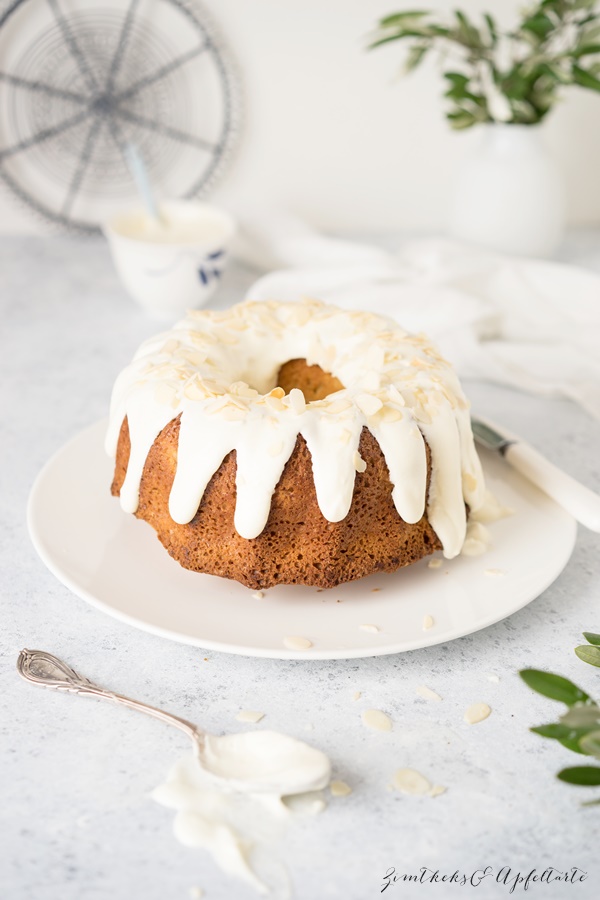 Pfirsich-Gugelhupf mit Mandeln und Frischkäse-Frosting - lecker, sommerlich und gelingsicher