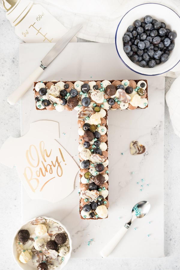 Schokoladen Letter-Cake mit Beeren mit Frischkäsecreme - lecker und saftig