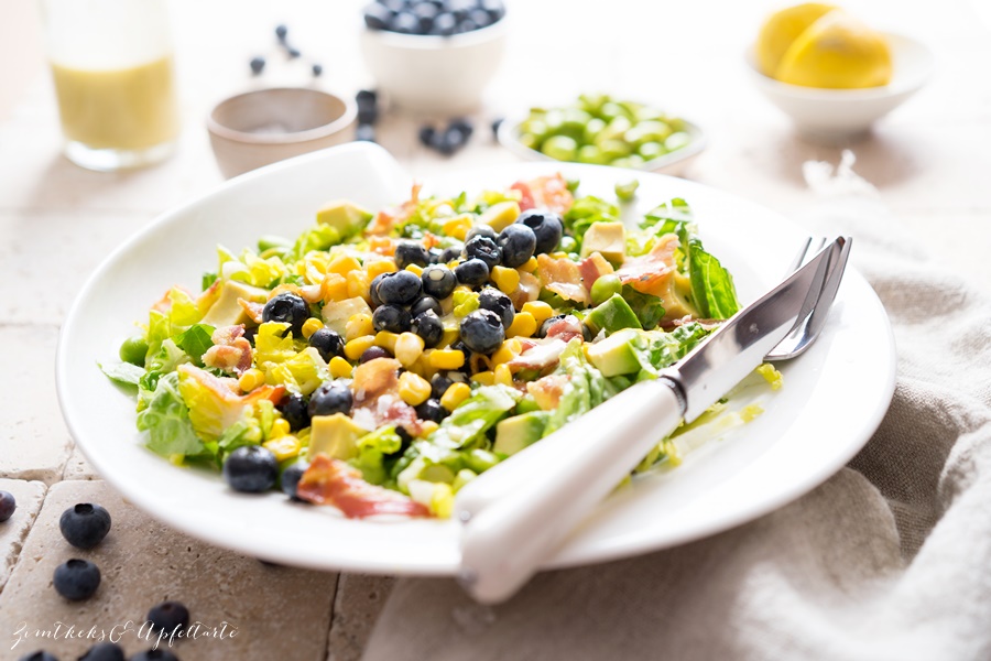 Einfaches Rezept für Sommersalat mit Blaubeeren, Edamame und Honig-Dressing