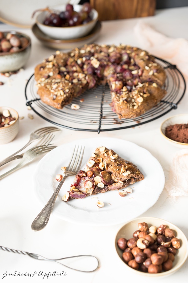 einfaches Rezept für Schokoladen-Nuss-Crostata mit Weintrauben