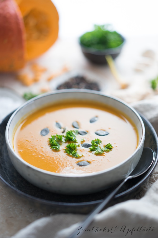  Vegane Kürbis-Möhren-Ingwer-Suppe mit Thai-Curry - leckere schnelle Herbstsuppe