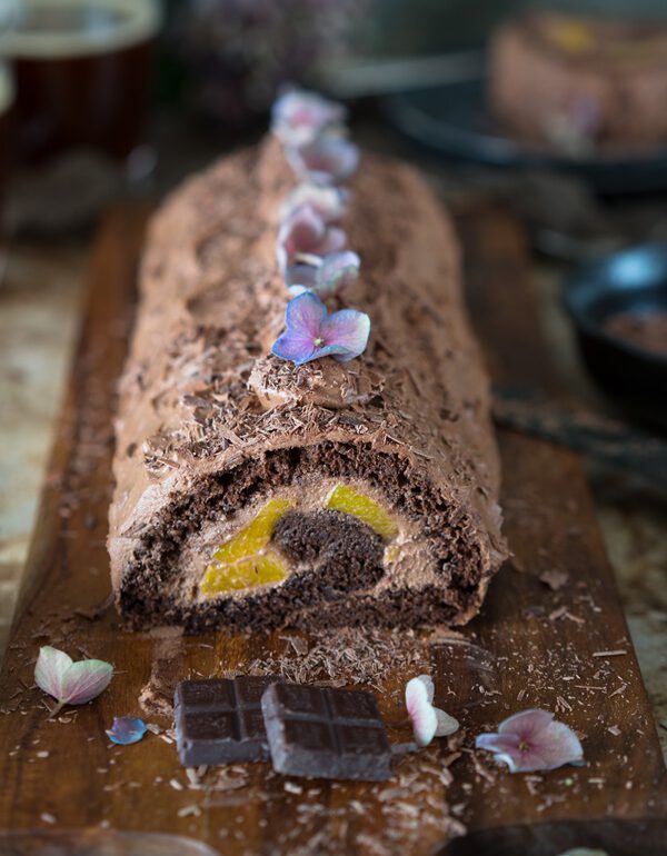 Schokoladen Biskuitrolle Mit Frischkase Schokoladenfullung Zimtkeks Und Apfeltarte