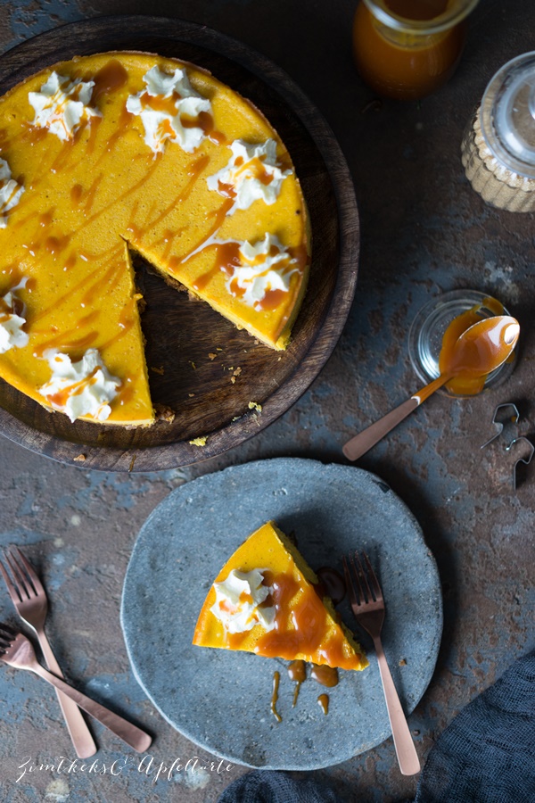 Ganz einfaches und gelingsicheres Rezept für einen Kürbis-Cheesecake mit Salzkaramell 