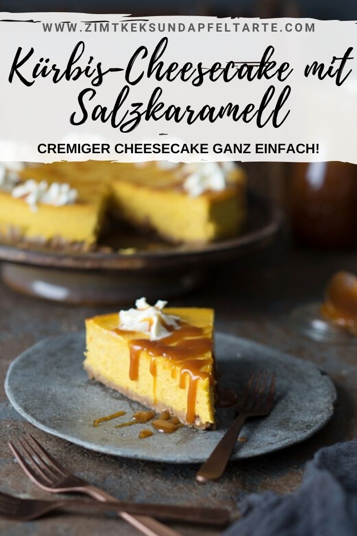 Kürbis-Cheesecake mit Salzkaramell - ganz einfaches und gelingsicheres Rezept für einen cremigen Cheesecake mit Kürbispüree und Pumpkin-Spice. Perfekt ergänzt mit einer hausgemachten Salzkaramell-Sauce