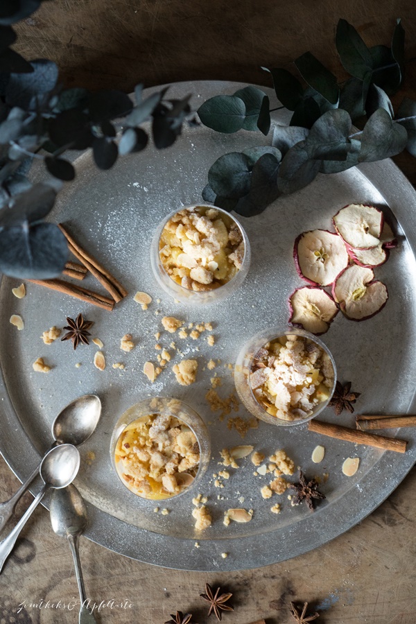 Winterdessert: Rezept Bratapfel-Crumble auf Zimtcreme - Dessert im Glas