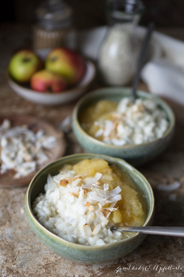 einfaches und gelingsicheres Rezept für veganer Kokos-Milchreis mit Apfelkompott