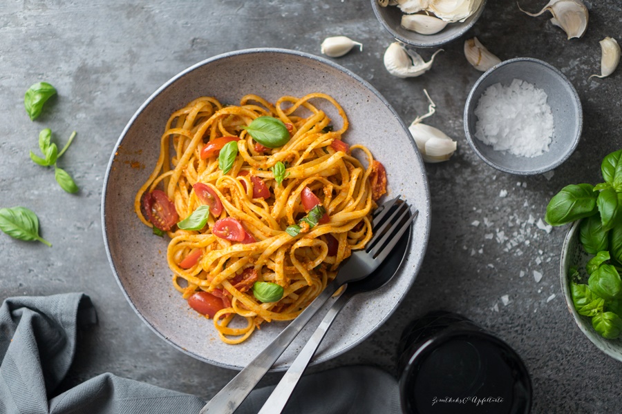 Tolles einfaches Rezept für veganes Pesto Rosso mit Mandeln 