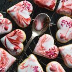 Marmorierte Herz Cookies mit Royal Icing für Muttertag oder Valentinstag