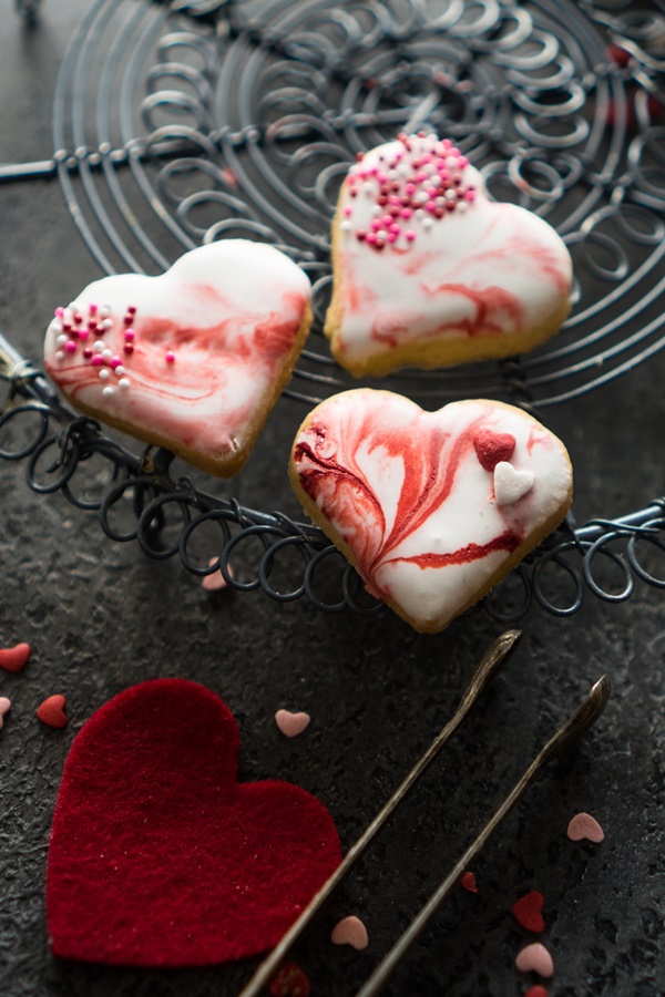 Geschenk zu Valentinstag oder Muttertag: einfaches Rezept für Marmorierte Herz-Kekse - Marbled Sugar Cookies 