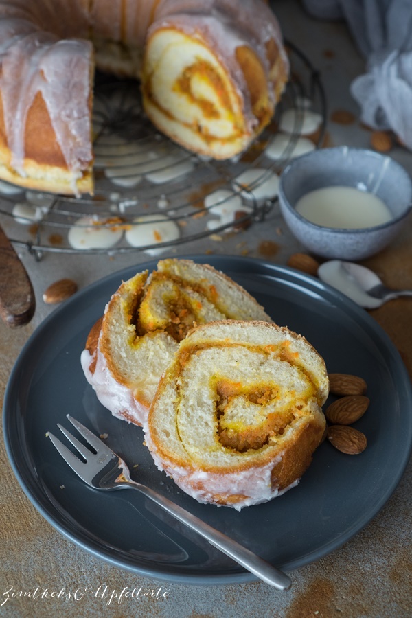 Tolles Rezept zu Ostern: Carrot Cake Hefe-Gugelhupf - Hefe Gugelhupf mit Karottenkuchen-Füllung