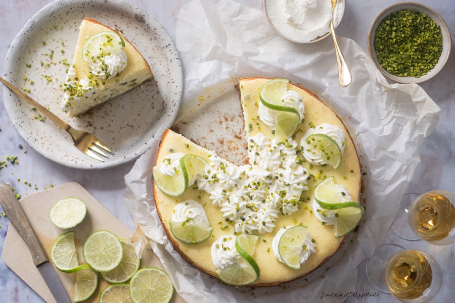 Fruchtig und einfach: Rezept für cremiger Limetten-Pistazien-Ricotta-Cheesecake - Käsekuchen