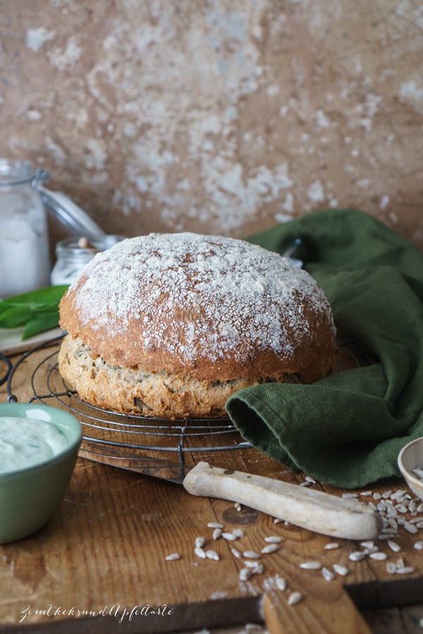 Einfach und gelingsicher: Bärlauch-Dinkel-Brot mit Bärlauch-Feta-Walnuss-Dip