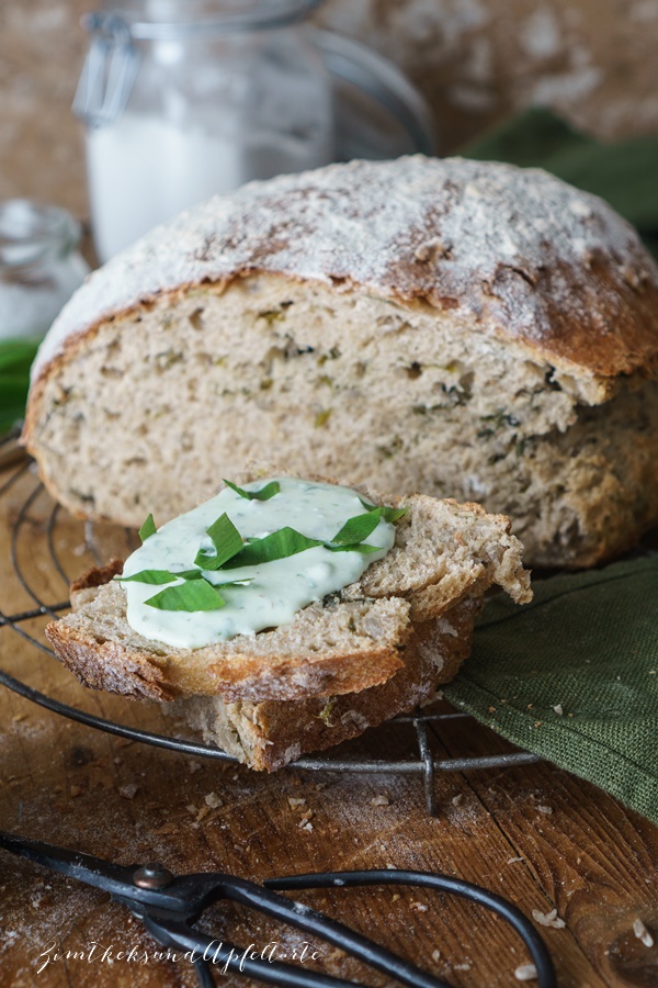 Bärlauch-Dinkel-Brot mit Bärlauch-Feta-Walnuss-Dip - lecker und schnell gemacht