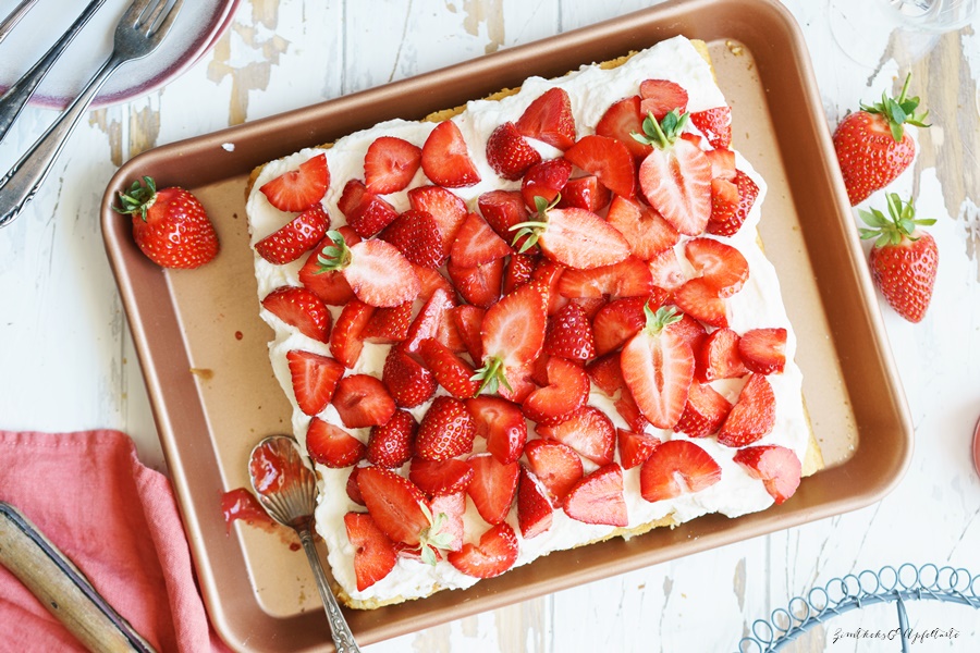 Klassischer Erdbeer Biskuitboden mit Sahne - super lecker, fruchtig und schnell gebacken