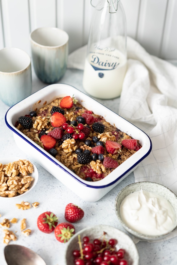 baked Oatmeal mit Walnüssen und frischen Beeren - einfaches Rezept