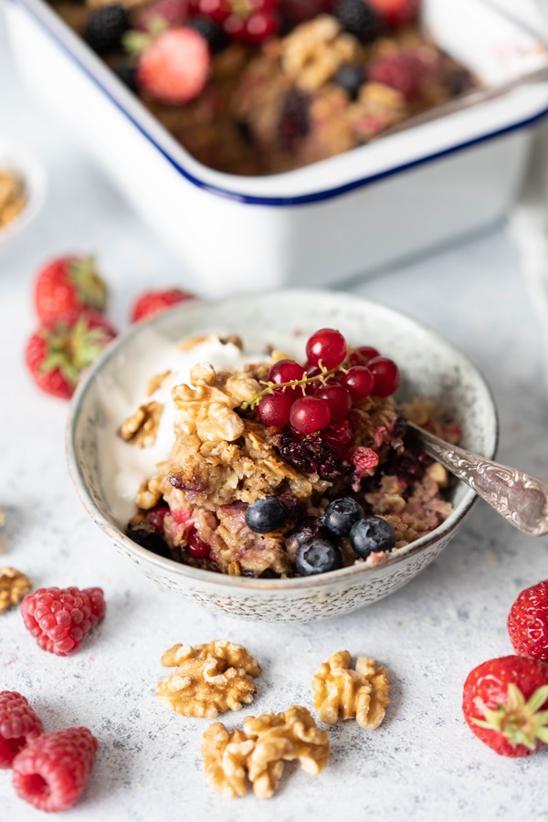 Rezept für baked Oatmeal mit Walnüssen und frischen Beeren