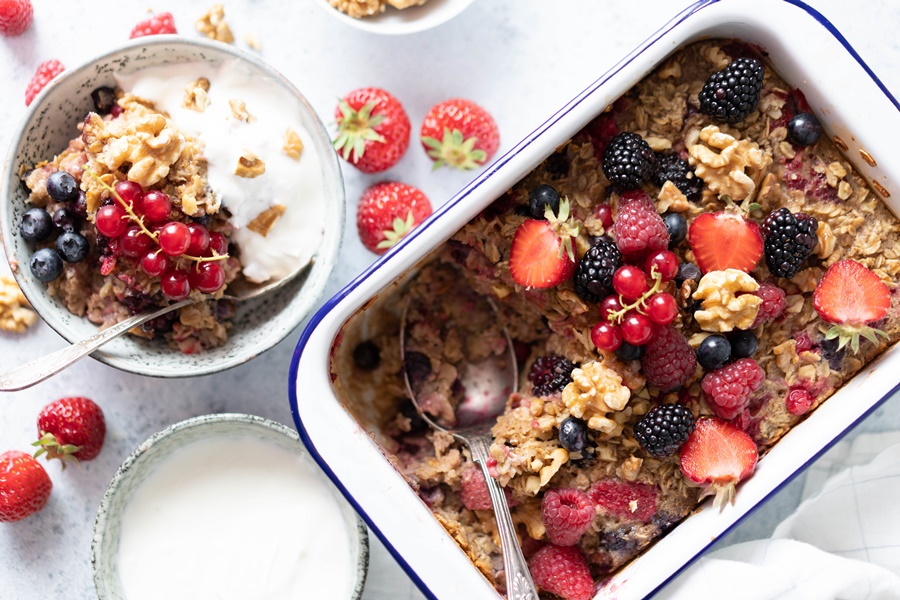 baked Oatmeal mit Walnüssen und frischen Beeren - einfach und schnell