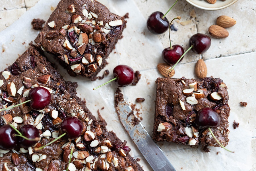 Super saftige Kirsch-Brownies mit Mandeln