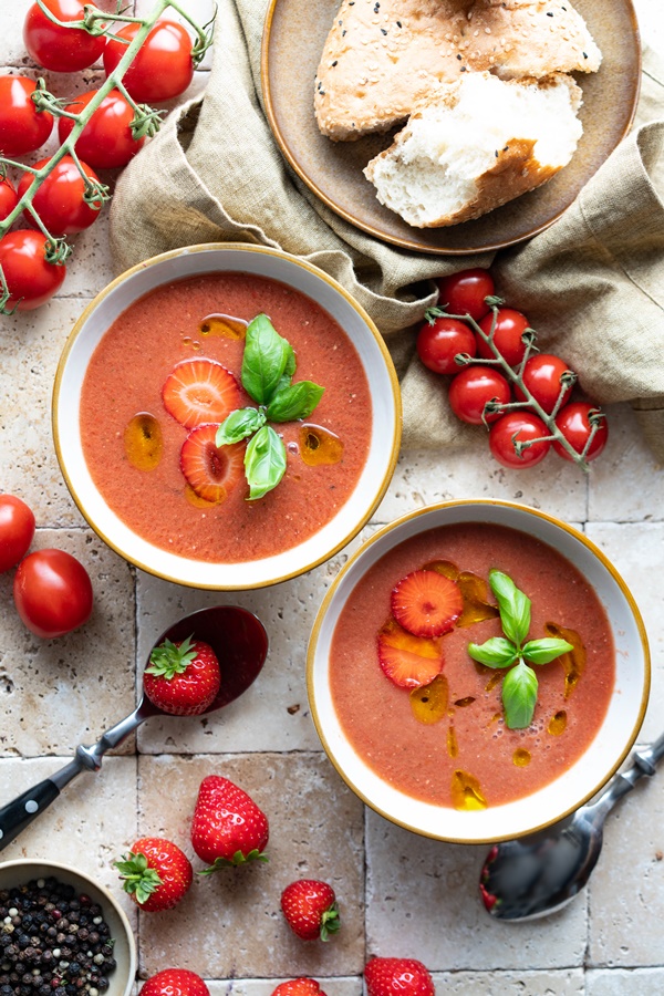 Fruchtige Gazpacho mit Erdbeeren einfaches und schnelles Rezept - gelingsichere Vorspeise im Sommer