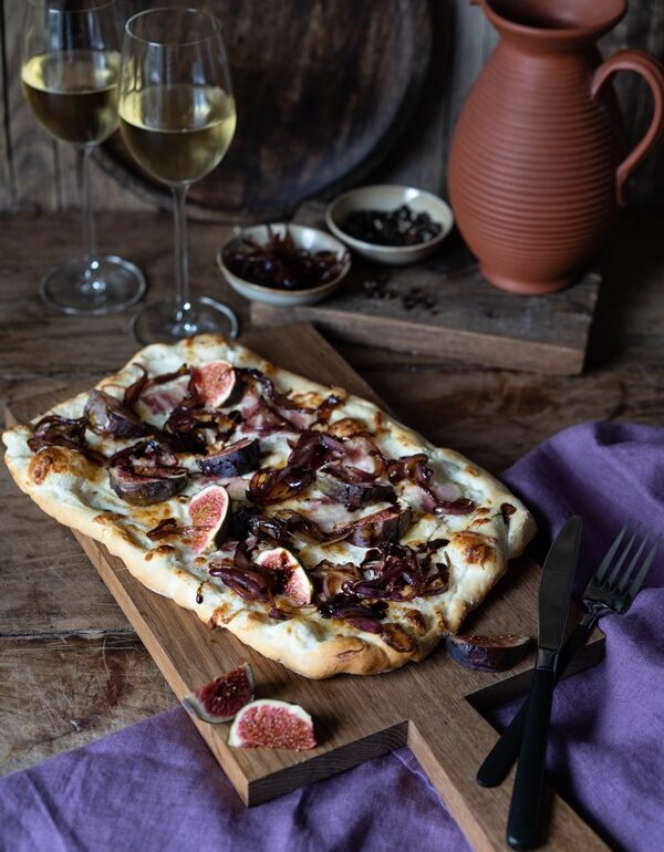 Feigen-Bacon-Pizza mit karamellisierten Zwiebeln und Balsamico ...