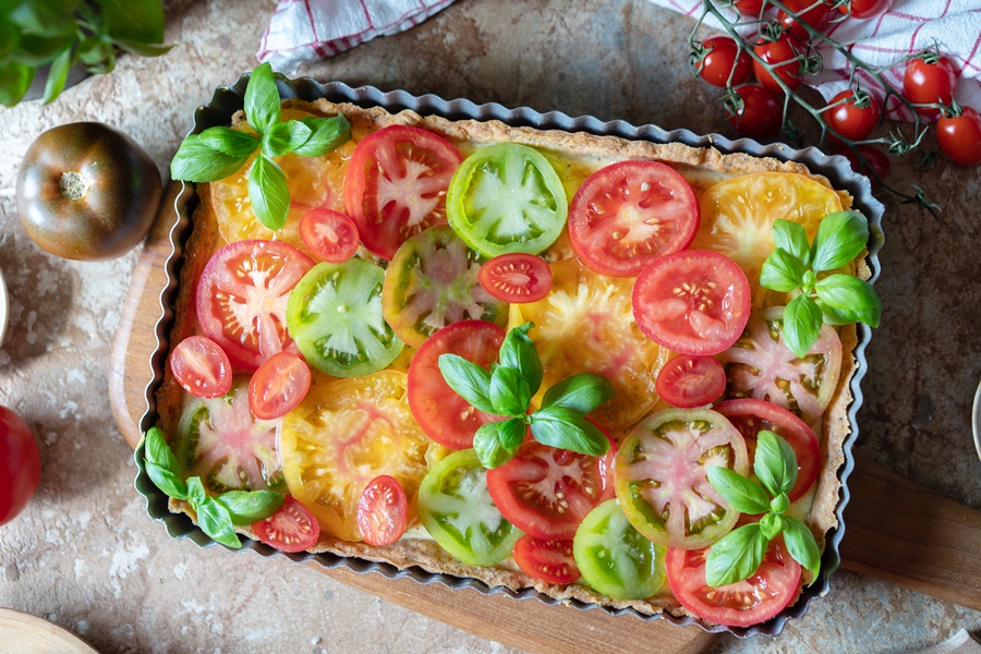 Rezept für Tomatentarte mit Parmesan-Boden und Schmand-Basilikumcreme