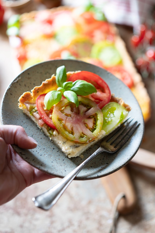 Tomatentarte mit Parmesan-Boden und Schmand-Basilikumcreme