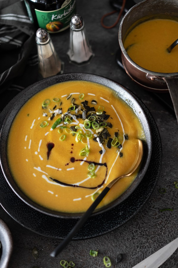 bestes Rezept für einfache, cremige Kokos-Kürbissuppe mit Ingwer und Orange - gelingsicher und lecker