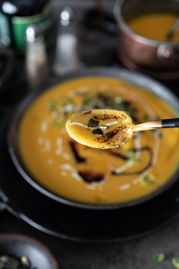 MeiMein bestes Rezept für einfache, cremige Kokos-Kürbissuppe mit Ingwer und Orange in einer halben Stunde fertig