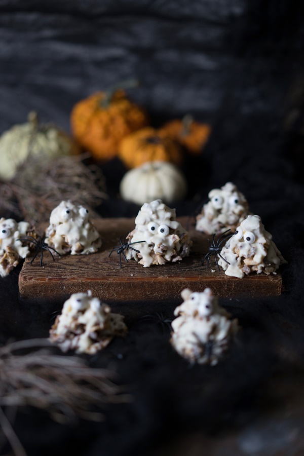 Weiße Schoko-Crossis Gruselmonster zu Halloween - einfaches Rezept 