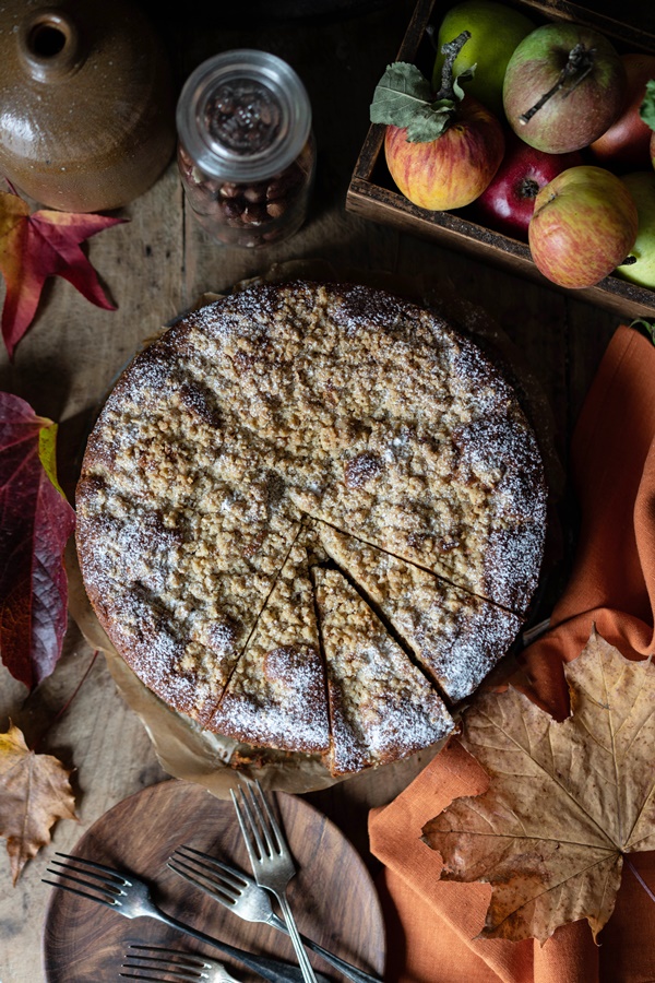 Apfel-Streuselkuchen mit Zimt und Nüssen marmoriert - einfaches Rezept 