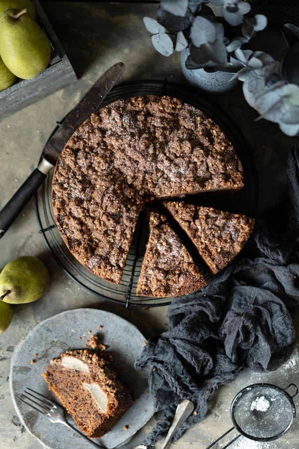 Rezept einfacher, saftiger Schokoladen-Birnenkuchen mit Schoko-Streuseln