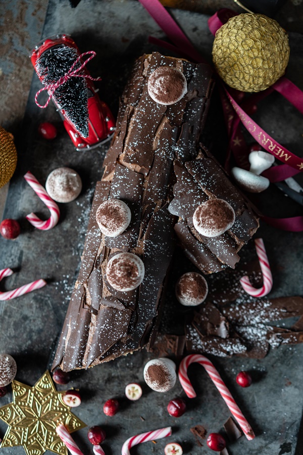 Bûche de Noël - Biskuitrolle mit Schoko-Zimt-Orangen-Creme - einfaches Rezept 