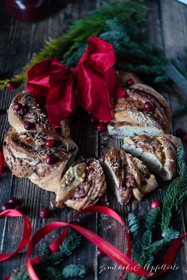 Herzhafter Hefekranz mit Preiselbeer-Käsefüllung super fein zu Weihnachten