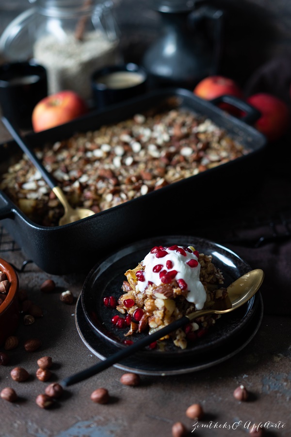 Baked oatmeal vegan mit Apfel, Nüssen und Zimt - einfaches und gelingsicheres Rezept 