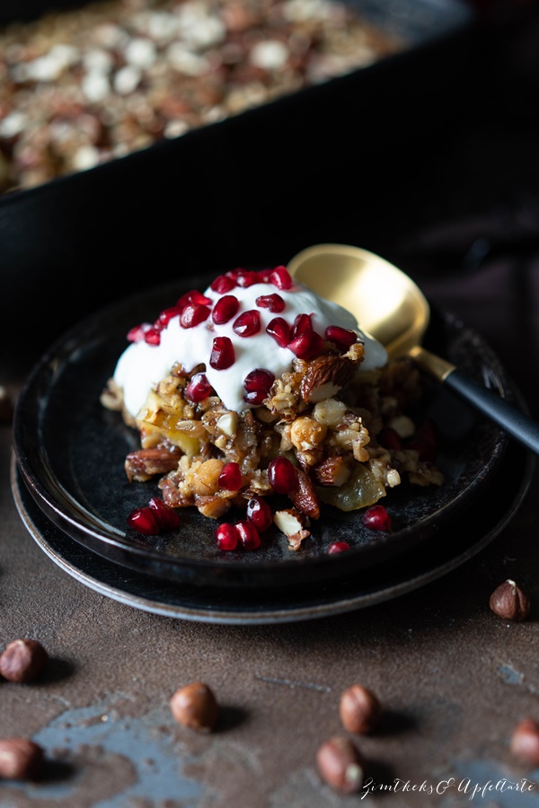 Einfaches Rezept für baked oatmeal vegan mit Apfel, Nüssen und Zimt 