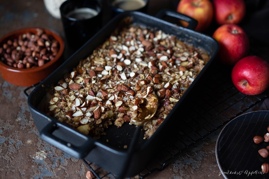 Baked oatmeal vegan mit Apfel, Nüssen und Zimt - einfaches Rezept 