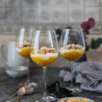 Vegane Kokoscreme mit Mango und Zitronenstreuseln