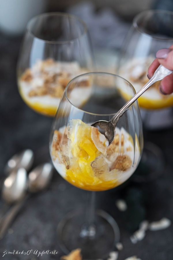 Einfaches Dessert im Glas: vegane Kokoscreme mit Mango und Zitronenstreuseln